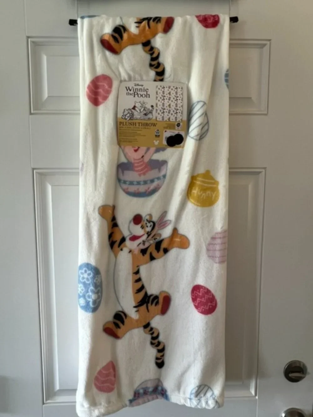 TIGGER AND PIGGLET EASTER THROW